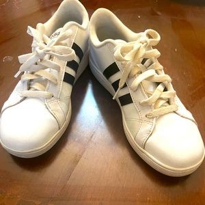 Adidas shows- size 4 used - like new very good shape
